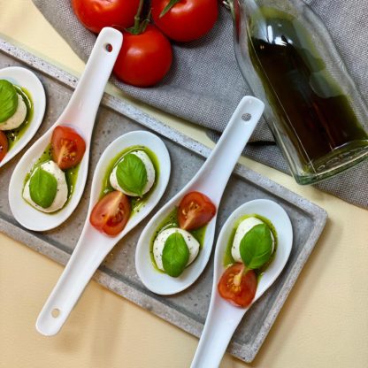 Mozzarella-Tomaten-Loeffel mit Basilikumoel