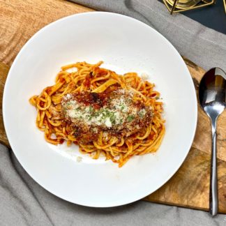 Hausgemachte Spaghetti mit Rindshackbaellchen an Tomatensauce
