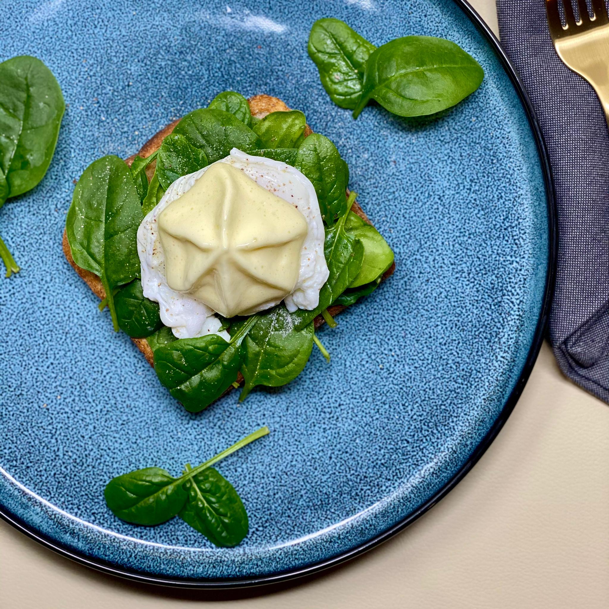 Pochiertes Ei mit Spinat an Sauce Hollandaise - N&amp;#39;Joy! Food