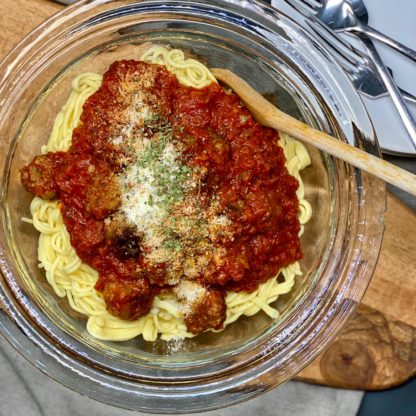 Hausgemachter Spaghetti-Plausch mit Rindshackbällchen an Tomatensauce